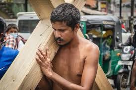 roelraymond's tweet photo. Remember this man who carried a cross from Katuwapitiya to #GotaGoGama in the scorching sun for 3 days during Easter? He is one of 9 people identified by #SriLanka police as having been 'unruly' during #GoHomeGota protests and the Fort Magistrate has ordered his arrest. 1/ https://t.co/XIqTu34K7n