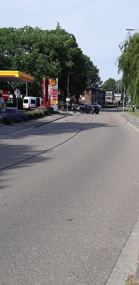 WA_HIA1's tweet photo. Ongeval lichamelijk letsel. Auto slaat linksaf de shell inrit in en geeft geen voorrang aan rechtdoorgaande motor.  Bestuurder motor naar ziekenhuis.  Technische dienst neemt foto's en sporen. Weg afgezet. #vangodewijckstraat https://t.co/fURgbAj8Ko