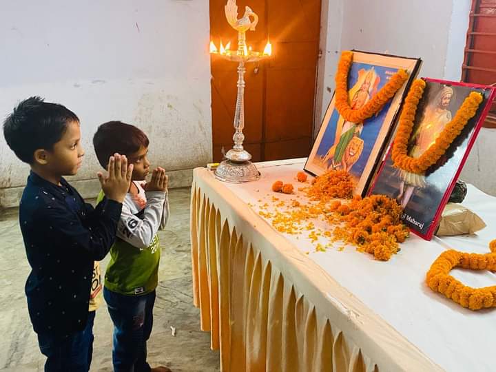 KumarAbhiBJP's tweet photo. #हिन्दू_साम्राज्य_दिवस
हिन्दू जागरण मंच के जिला अध्यक्ष @BalbirMandal2 के नेतृत्व में आज साकची स्थित पंडित दीनदयाल उपाध्याय भवन में हिन्दू साम्राज्य दिवस मनाया गया सभी हिंदू वीरों ने माँ भारती की जयकारा लगाते हुए छत्रपति शिवाजी महाराज के चित्र पर पुष्प अर्पित कर उन्हें नमन किया। https://t.co/Ia5jyeEXOS