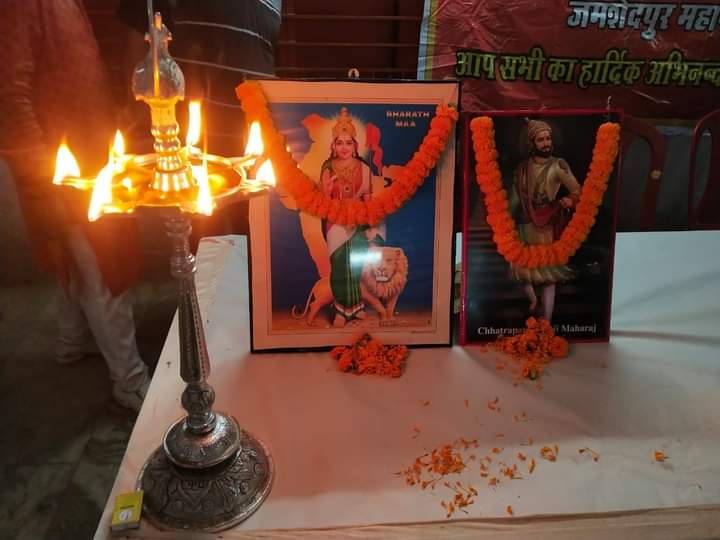 KumarAbhiBJP's tweet photo. #हिन्दू_साम्राज्य_दिवस
हिन्दू जागरण मंच के जिला अध्यक्ष @BalbirMandal2 के नेतृत्व में आज साकची स्थित पंडित दीनदयाल उपाध्याय भवन में हिन्दू साम्राज्य दिवस मनाया गया सभी हिंदू वीरों ने माँ भारती की जयकारा लगाते हुए छत्रपति शिवाजी महाराज के चित्र पर पुष्प अर्पित कर उन्हें नमन किया। https://t.co/Ia5jyeEXOS