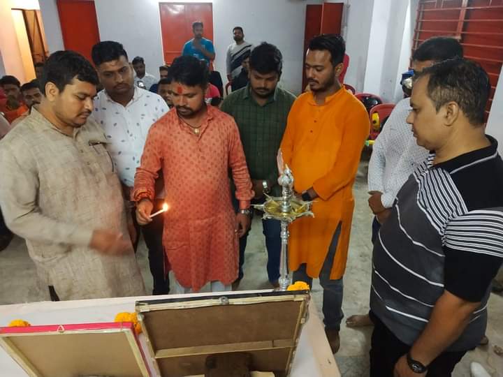 KumarAbhiBJP's tweet photo. #हिन्दू_साम्राज्य_दिवस
हिन्दू जागरण मंच के जिला अध्यक्ष @BalbirMandal2 के नेतृत्व में आज साकची स्थित पंडित दीनदयाल उपाध्याय भवन में हिन्दू साम्राज्य दिवस मनाया गया सभी हिंदू वीरों ने माँ भारती की जयकारा लगाते हुए छत्रपति शिवाजी महाराज के चित्र पर पुष्प अर्पित कर उन्हें नमन किया। https://t.co/Ia5jyeEXOS