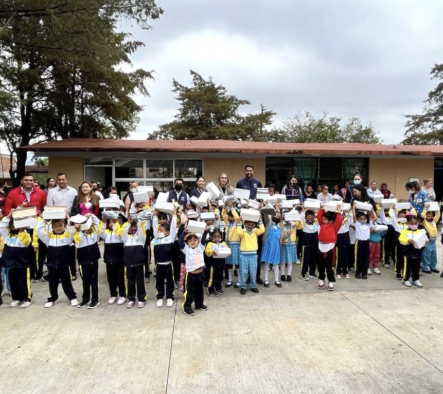 rubirangelPAN's tweet photo. En acompañamiento con el Colegio de Morelia, llevamos a cabo la entrega de más zapatos para niñas y niños; estuvimos en San Nicolás Obispo 👟 🏫 #Apasofirmemoreliabrilla @MoreliaGob https://t.co/k2U3e9OGdH