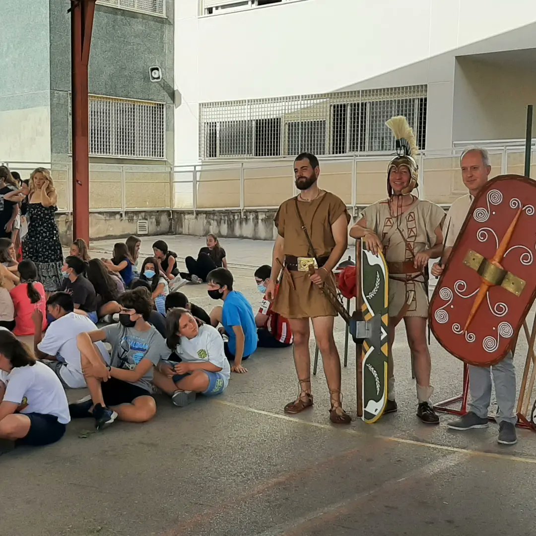 Hoy hemos pasado una gran Jornada Cultural. Todos los alumnos, desde 1 de ESO hasta Bachillerato, profesores y personal del centro de han implicado en las actividades realizadas: celtivmberia show, cineforums, fabricación y lanzamiento de cohetes, activities... Bien hecho!