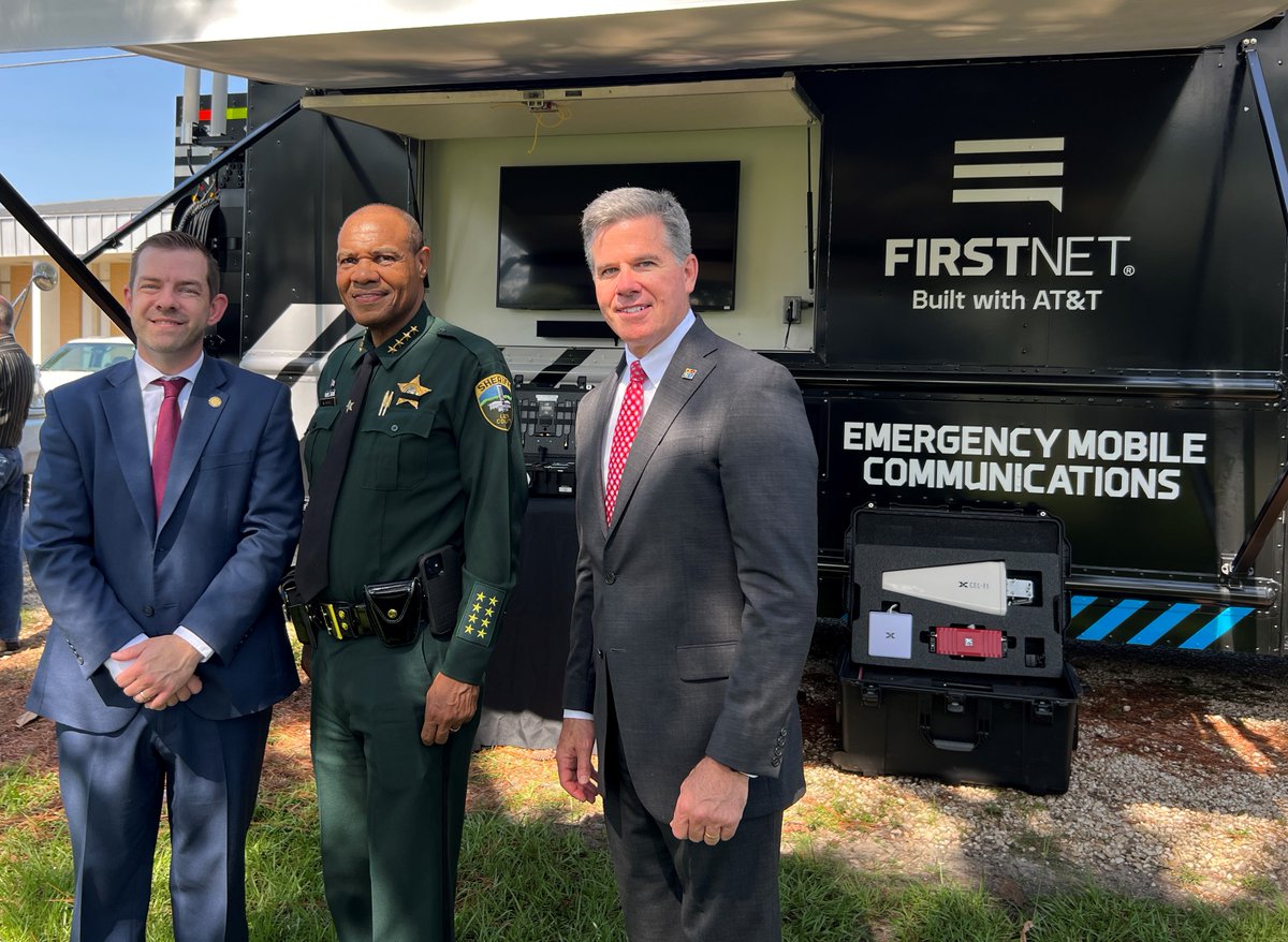 FloridaDMS's tweet photo. Thanks to @GovRonDeSantis’ dedication to first responders, @FloridaDMS has been able to work with partners like @FirstNet to provide enhanced support to the State Law Enforcement Radio System (SLERS). SLERS assists first responders in providing lifesaving services. https://t.co/61yOCfxxY5