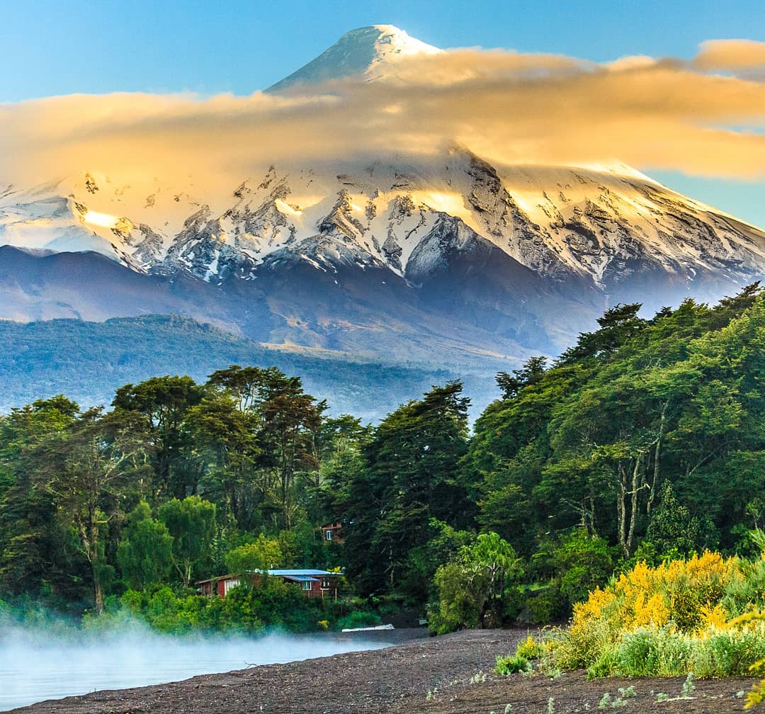 El Volcán Osorno, considerado por los expertos como el volcán de forma y colores perfectos. 🙌🙂🙃🇨🇱

Foto de @yerkoarancibia