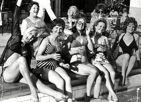 _Daily_Driver's tweet photo. Betty knows a heatwave when she feels one, without the news blathering on about it. #CoronationStreet #Corrie #ClassicCoronationStreet #ClassicCorrie #Heatwave #BettyTurpin #AnnieWalker #BetLynch #HildaOgden #EmilyBishop #DeidreLangton #MavisRiley #Majorca https://t.co/rXxh2qO1Ye