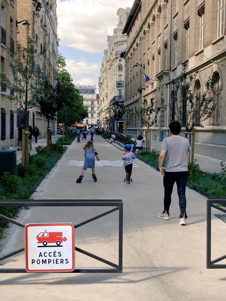 LCyclable's tweet photo. Quand on ferme la porte au Grand Serpent Noir Dangereux #GSND la vie envahit littéralement l’espace car on a remplacé un tuyau technique par un espace de vie.
Via @David_Belliard
#RueCharlesBaudelaire #avantapres https://t.co/m4A83miyXb