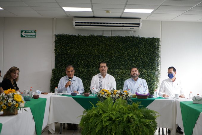 CopaesMx's tweet photo. Como testimonio del trabajo y dedicación de su comunidad académica, Guillermo Narváez Osorio, rector de la @UJAT, develó placa alusiva a la acreditación de calidad entregada por #CONACE a la licenciatura en Economía que imparte la DACEA. Felicidades! https://t.co/64pskk3tXS