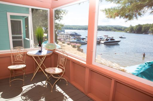 NaswaResort's tweet photo. Enjoy Paugus Bay on Lake Winnipesaukee in one of our colorful and comfortable waterfront cottages.
#NASWAResort #ColorfulCottages #LakesideFun #BestLakesRegion #LakesRegionNH #VisitNH https://t.co/VUPTDOoREN