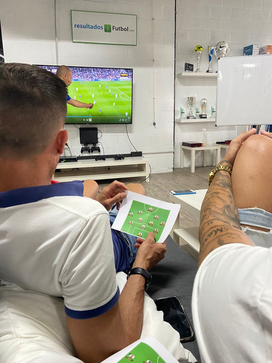 ElPaloFC's tweet photo. Hoy hemos desengrasado un poco la maquinaria con una sesión de entreno y análisis posterior en nuestra sede de @besoccer_ES .

Aún no hemos empezado la pretemporada, pero comenzamos la puesta a punto para esta nueva e ilusionante temporada. https://t.co/cx2Btdj55Y