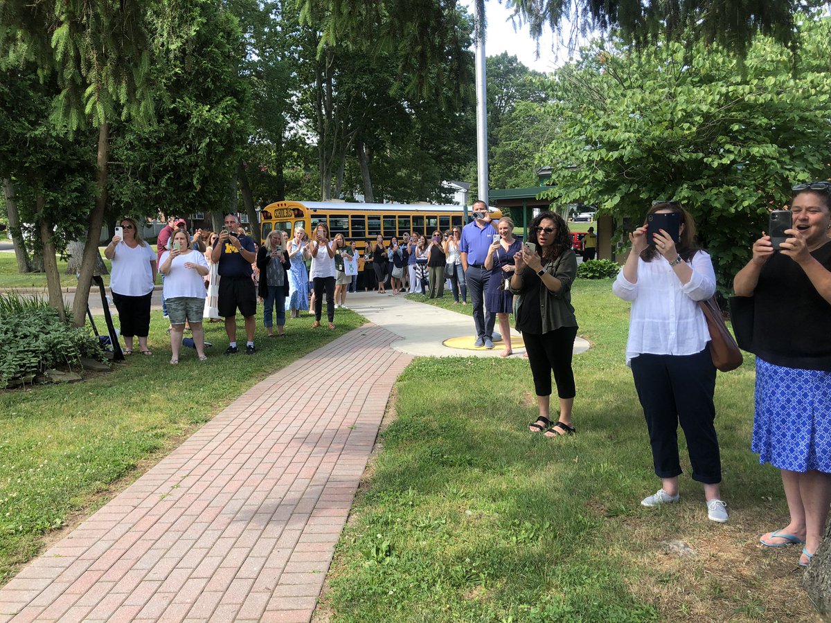 The crowd cheers with excitement at DAS!