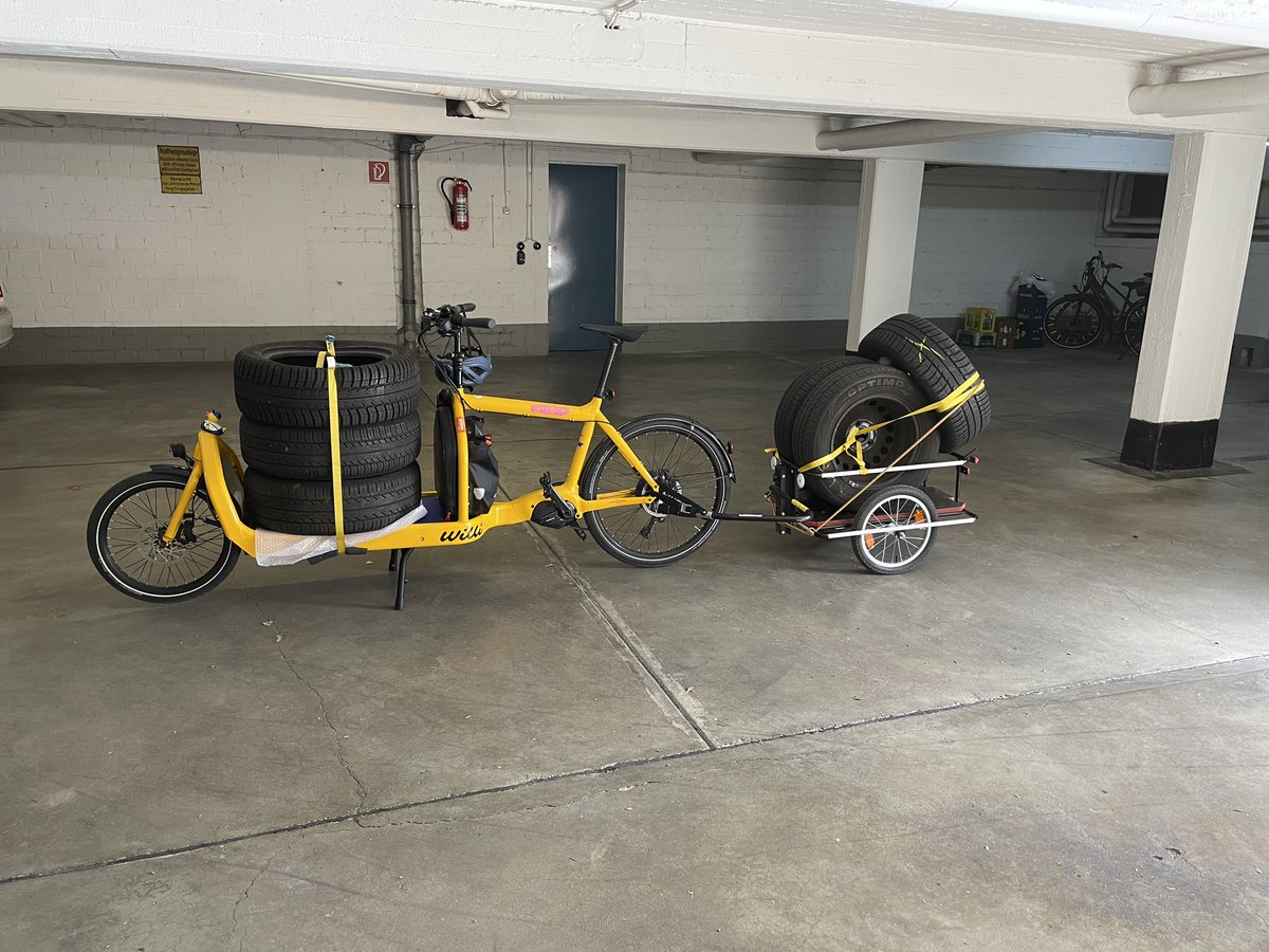 Der Abschied der nicht schwerfällt. Letzte Reste vom ehemaligen Firmenwagen. Tschö Auto, hallo Bullit 👍. Die Schlange am Recyclinghof knapp 200m lang und wer radelt stumpf auf dem Radweg dran vorbei? Und wurde auch noch vorgezogen vom Mitarbeiter?  😂🤣😂