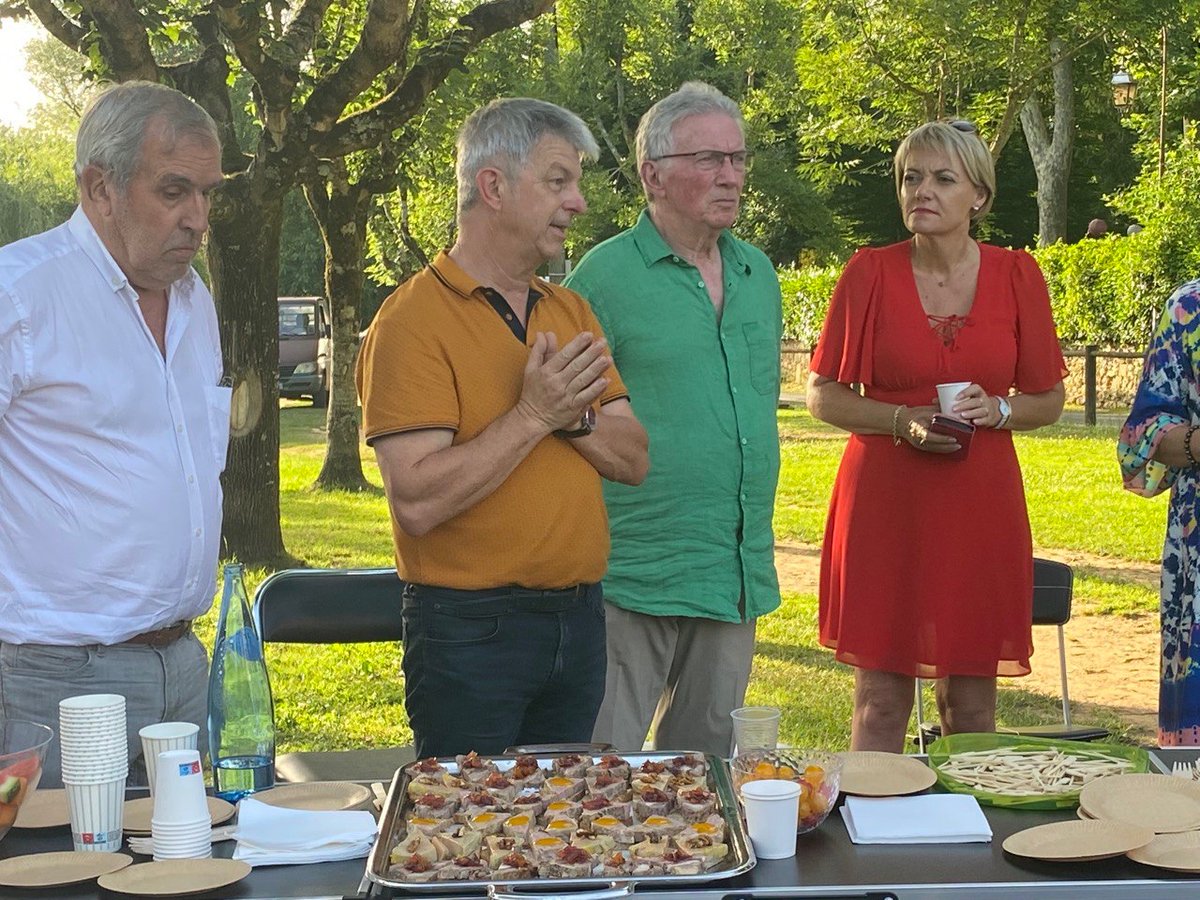 De nombreux soutiens présents ce soir pour la fin de campagne. Mobilisons nous tous dimanche, je compte sur vous ! #legislatives2022