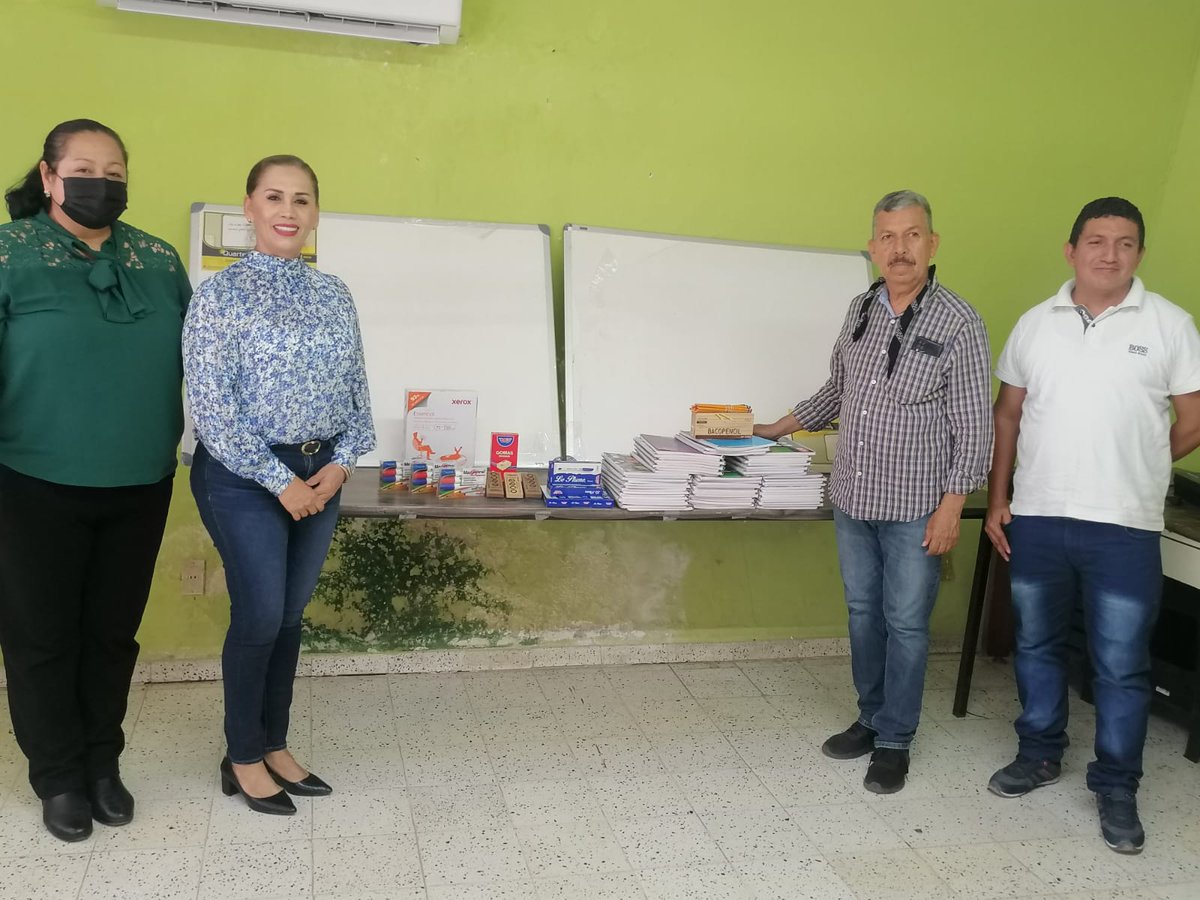 SebidesOficial's tweet photo. Como parte del equipo de @SebidesOficial Hortensia López Gaxiola, Directora Responsable del Programa de Rescate y Preservación de Lenguas Indígenas de la #COPACIS entrego material escolar para tres grupos de talleres de lengua #Tepehuana que se llevan a cabo en Escuinapa. https://t.co/X5a5ooueT7