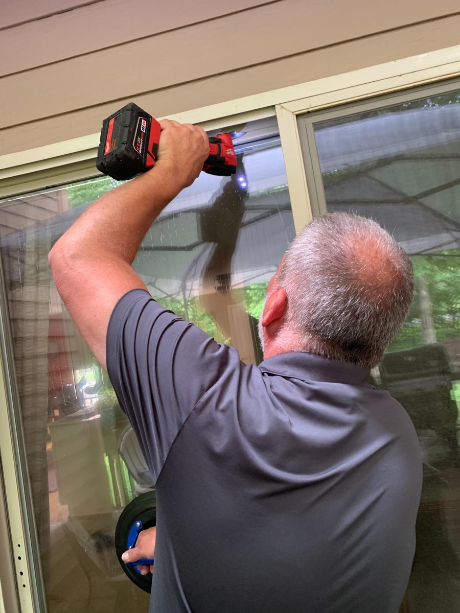 GlassDoctorSyr's tweet photo. We can come to you for #flatglass or #auto glass needs you may have! Give us a call at (315) 433-2339 to find out how we can help you best! We service the greater #Syracuse area. 😀 https://t.co/Z6NS2wljWL