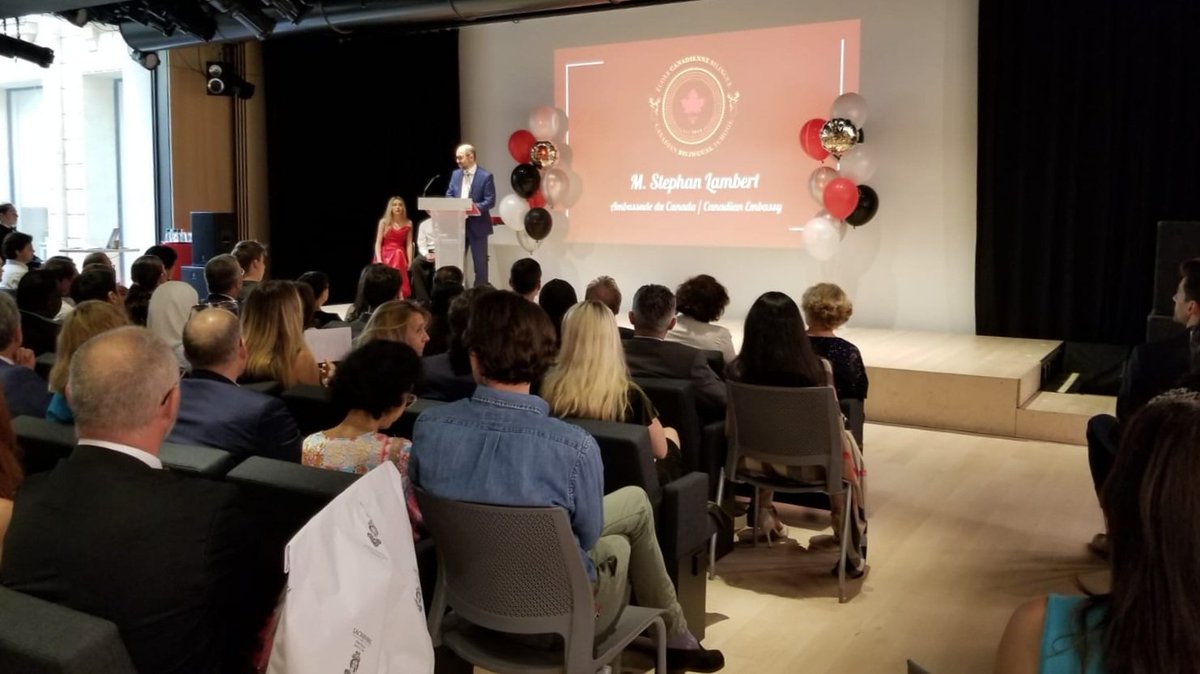 lambertstep's tweet photo. 🎉🍁Soirée de gala! Très heureux d’accueillir à l’@AmbCanFrance le gala des finissants de l’@ecbcbs, établissement reconnu pour son programme académique bilingue et biculturel unique. Toutes nos félicitations aux diplômés 🎓 ! https://t.co/MsUuWvqk7z