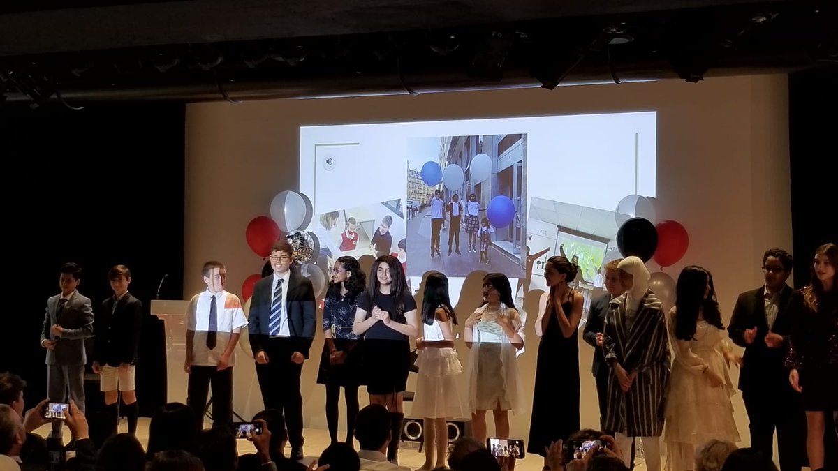 lambertstep's tweet photo. 🎉🍁Soirée de gala! Très heureux d’accueillir à l’@AmbCanFrance le gala des finissants de l’@ecbcbs, établissement reconnu pour son programme académique bilingue et biculturel unique. Toutes nos félicitations aux diplômés 🎓 ! https://t.co/MsUuWvqk7z