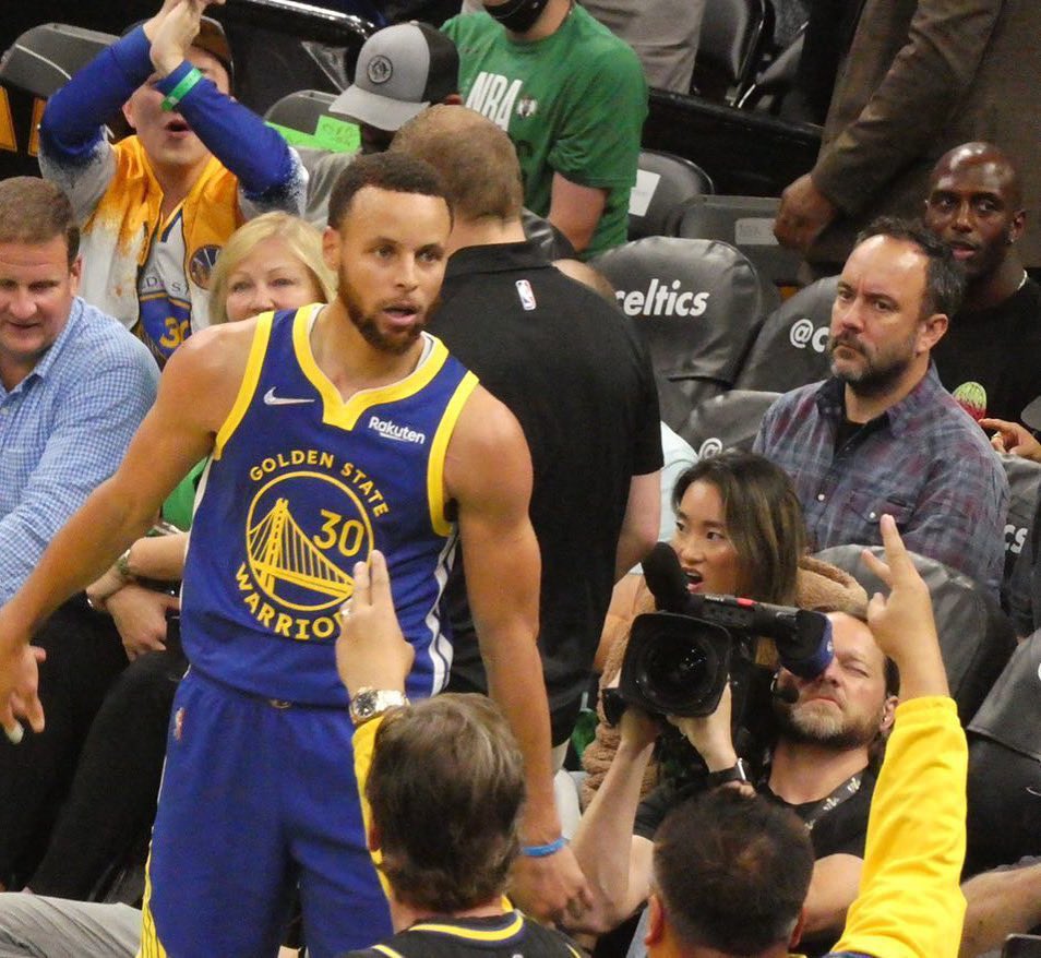DMBGorgeCrew's tweet photo. Just one champion checking out another champion.

@StephenCurry30 @davematthewsbnd https://t.co/sJApVKLF8T