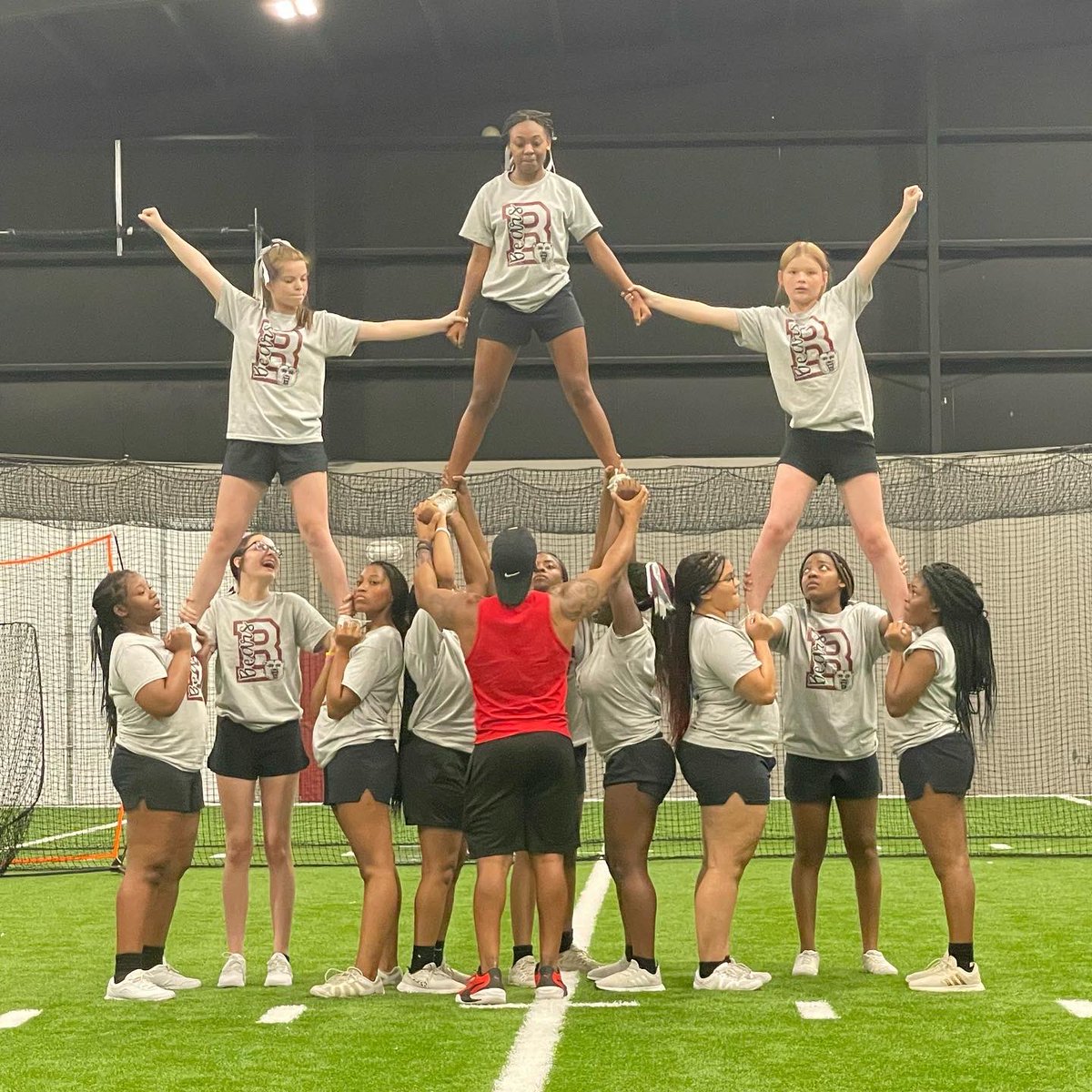 MrsAdamsCoachS's tweet photo. Barton Cheer Camp 2022! Can’t wait for football season!!! Go Bears! 🐻❤️📣 #gobearsgo #bartonbears #cheertime #cheercamp @5401BartonSD https://t.co/6uAyaClJgF