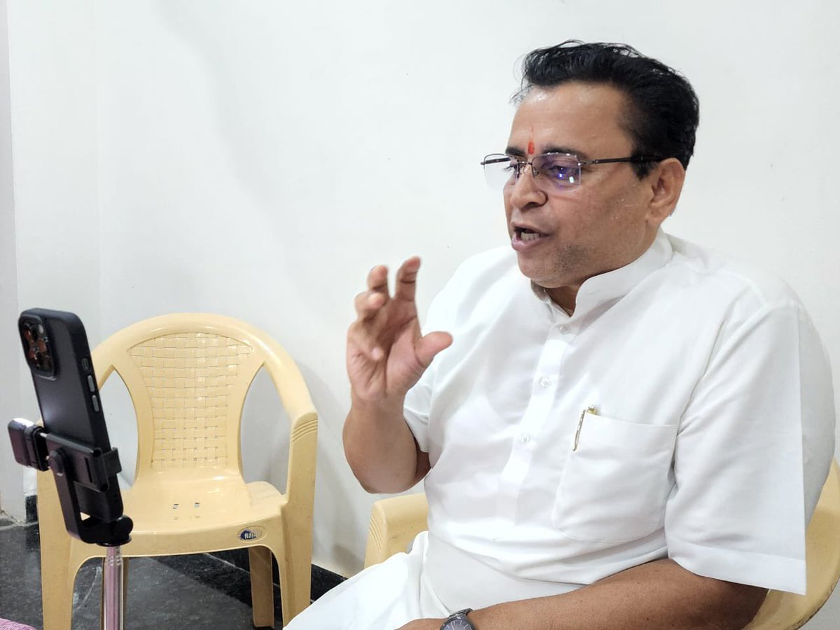 Sunil_Deodhar's tweet image. Addressed webinar of @BJP4Bengal district &amp;amp; state leaders regarding organising number of events including Tree Plantation, Blood Donation Camps &amp;amp; Booth Level programs of offering Shradhanjali to #DrShyamaPrasadMukherjee
between June 23 his Balidan Diwas to July 6 his Jayanti.