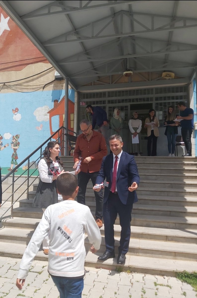 Bugün Pehlivanlı, Dikmen ve Serdarlı  Mahallelerimizde Sayın Kaymakamımız Okan Daştan'ın katılımıyla öğrencilerimize karneleri verilerek öğretmenlerimizle sene sonu değerlendirmeleri yapıldı. Tüm öğretmen ve öğrencilerimize iyi tatiller diliyoruz. <a href="/skaygusuz/">Salih Kaygusuz</a> <a href="/DastanOkan/">Okan Daştan</a>