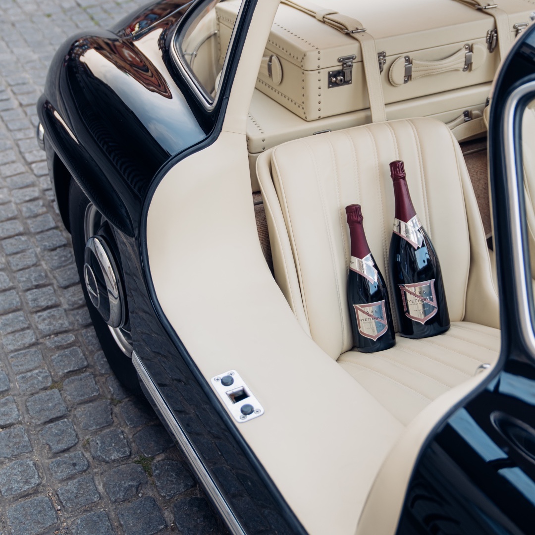 Nyetimber's tweet photo. An excellent vintage never goes out of style. Celebrate Father’s day with the pinnacle of Nyetimber’s winemaking, our 1086 Rosé.
The 2010 vintage is the perfect gift for a man who enjoys the finest things in life. #FathersDay #MadeGlorious #Nyetimber https://t.co/ocNK25AvLy