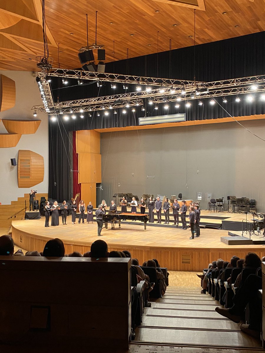 OSGgalicia's tweet photo. Coro Joven en el escenario, los más rockeros de la OSG ⚡️⚡️⚡️ https://t.co/6gQFs7sQZb