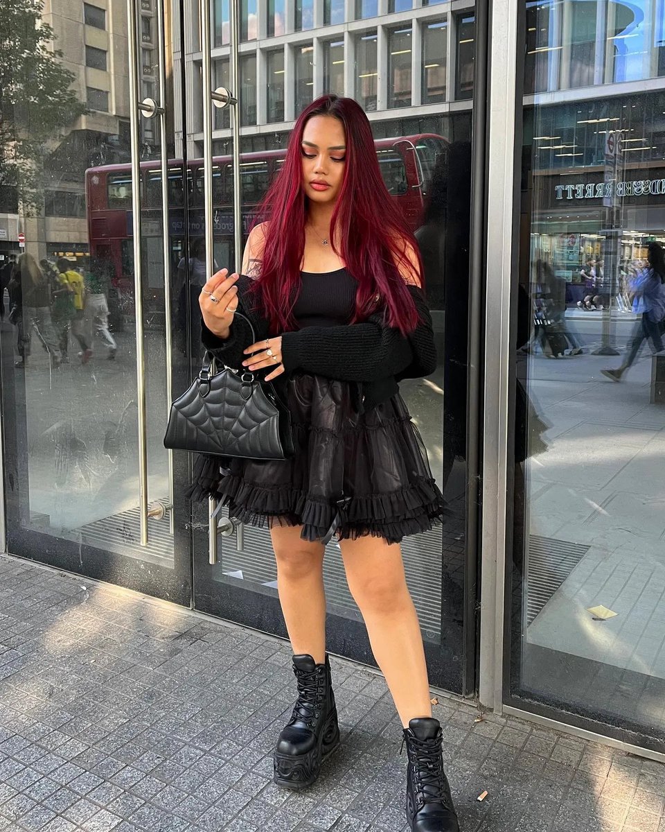 That Siri Handbag completes this awesome look beautifully 🕷
📷yasminnina_
attitudeclothing.co.uk/banned-apparel…
#instabags #bagstagram #instabag #handbag