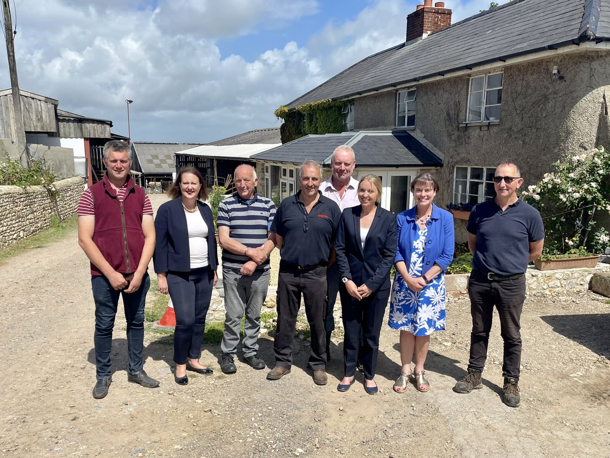 Good day visiting farms last Friday with brilliant @TivHonTories candidate Helen Hurford. Great to be joined by the Prime Minister @BorisJohnson in Tiverton & @SelaineSaxby in Axminster