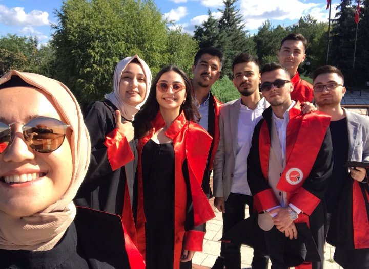 sezaaydingoz's tweet photo. anΔ± kalsΔ±n madem π #2021graduation https://t.co/6KvZE1KDtr