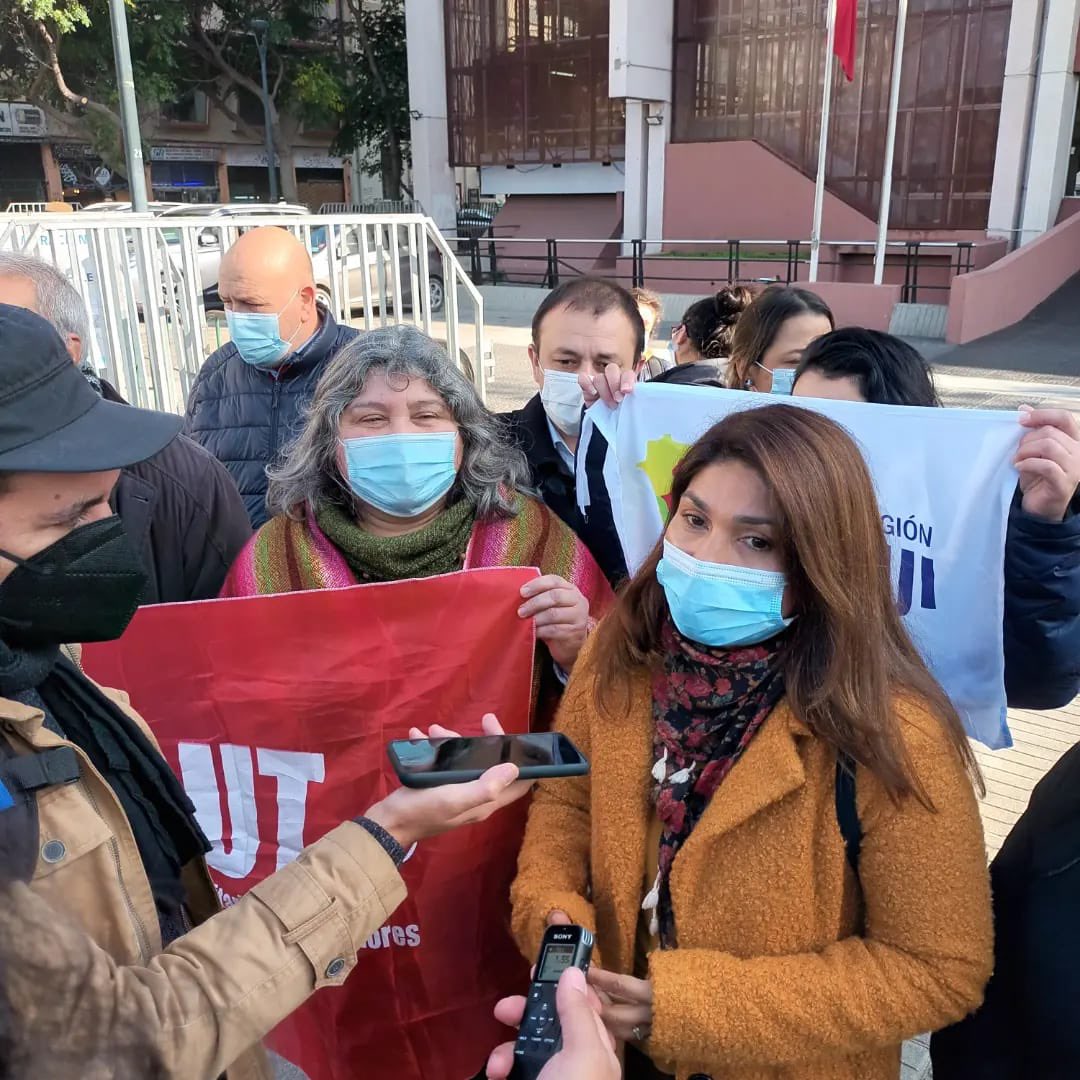 AjunjiSilvia's tweet photo. Como @ajunjinacional estamos en #Valparaíso para acompañar y apoyar la paralización regional convocada por el directorio, ante la negligencia y mala gestión de la autoridad regional, que se traduce falta de soluciones a las diversas problemáticas de los jardines infantiles. https://t.co/VVojQAdn0D