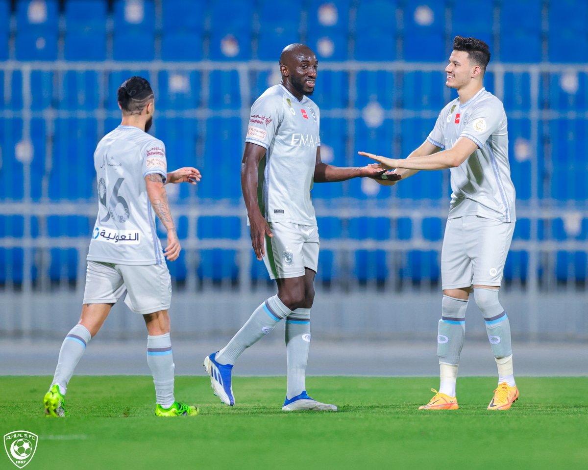 Alhilal_EN's tweet photo. The end of the friendly match 🔚
AlHilal (4) 🆚 (3) AlShabab 
⚽️⚽️⚽️ MICHAEL 
⚽️ @marega91 
#AlHilal 💙 https://t.co/cvPvBKW3P6