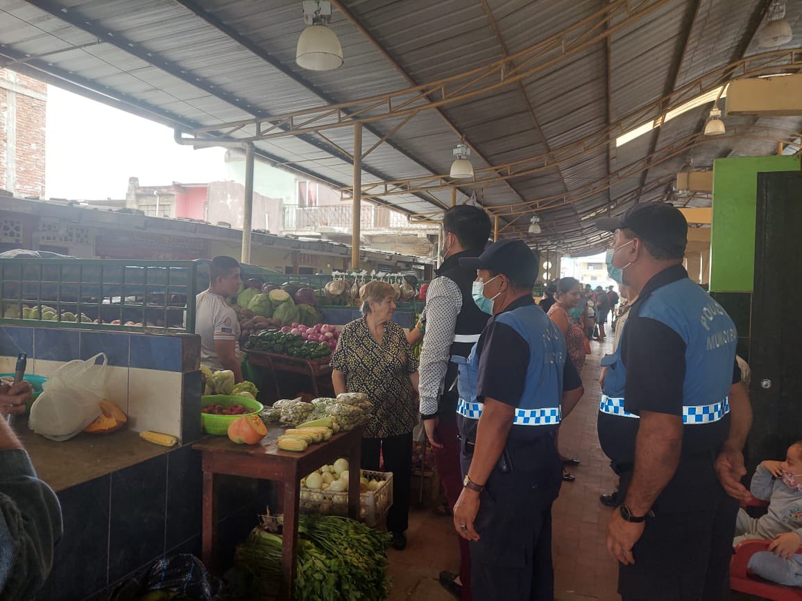 juanfranciscoNH's tweet photo. ¡Cuidamos el bolsillo de los manabitas!

En 📍Santa Ana realizamos operativos de control en mercados y centros de abastos para evitar la especulación de precios y que no se afecten las familias de nuestra provincia. 

@LassoGuillermo https://t.co/OpZ8RaS7UW