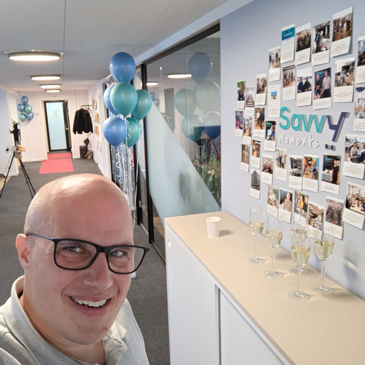 riisager's tweet photo. vi holder gang i festen, selv om @AndrewLolk er smuttet.. #housewarming https://t.co/QxxE8Fjv2M