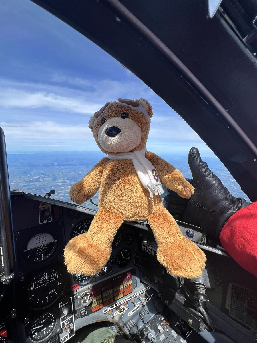 ArchieAvgeek's tweet image. People do all sorts for charity…some  do wing walks or parachute jumps…I did the splits in the cockpit of a @rafredarrows hawk! One of the many little adventures under my belt for when I’m auctioned off for @RAFBF later this year. Thanks to @pilotbondy for looking after me!