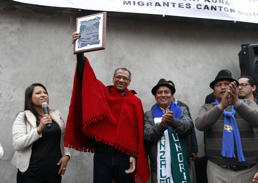 ErickMacayR's tweet photo. El señor Lasso dialoga, pero con quien no protesta, con que ya tiene acuerdo, oportunistas que estuvieron con Correa y Glas, camiseteando acorde a intereses individuales.
#UNORIC #GuillermoLasso #Ecuador #ParoNacionalEC2022 #ParoEcuador https://t.co/E2uFBv1gS9