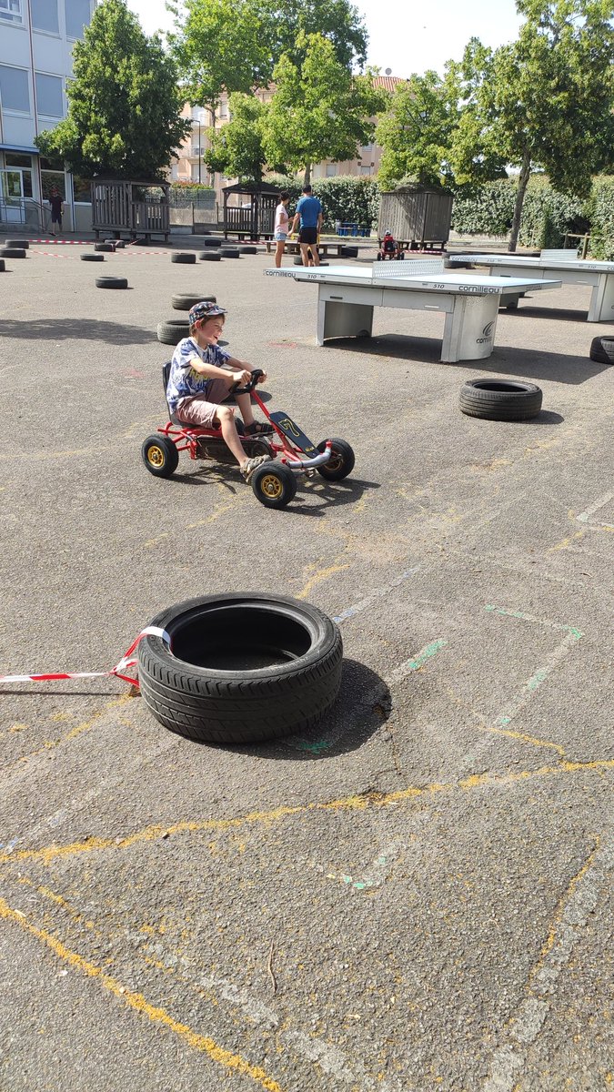 Frionjeff's tweet photo. Fête du groupe scolaire Marie Curie. Bravo aux instits et aux parents pour cette fête de fin d'année. https://t.co/Df6i520dNl