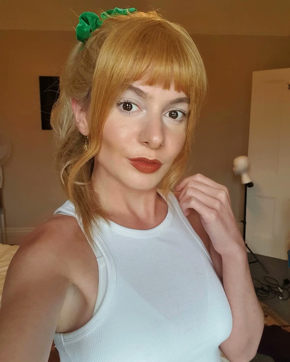 Chrissy? Wake up! 

Styling my Chrissy Cunningham wig this evening. Styling bangs and trying to make them look 80's is a challenge 😂