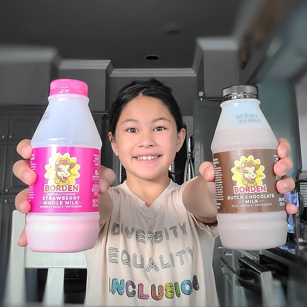 BordenDairy's tweet photo. There's no denying that Borden Dutch Chocolate and Strawberry milk are both pretty delicious. But when it comes down to it, which one is your favorite? 

Let us know in the comments below!

#30DaysofDairy #NationalDiaryMonth #ElsieApproved https://t.co/asAcsWdyoZ