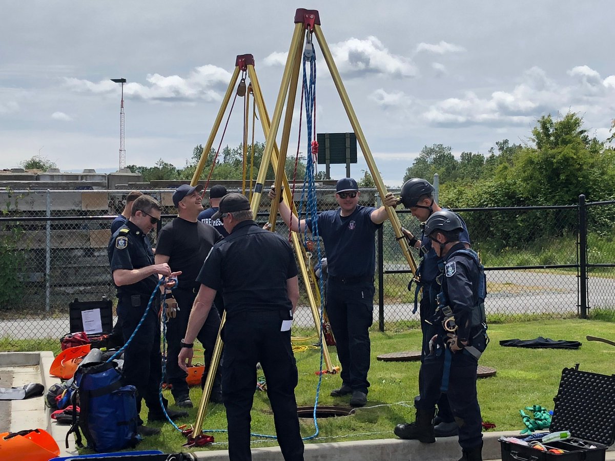 SidneyFireDept's tweet image. The Saanich Peninsula Confined Space Team did some training in the sunshine today at the Community Safety Building.  SO great to have @SidneyVFire, @dns_fire and @CSaanichFire working together.
#InItTogether #SaanichPeninsula #YYJ #TeamWork