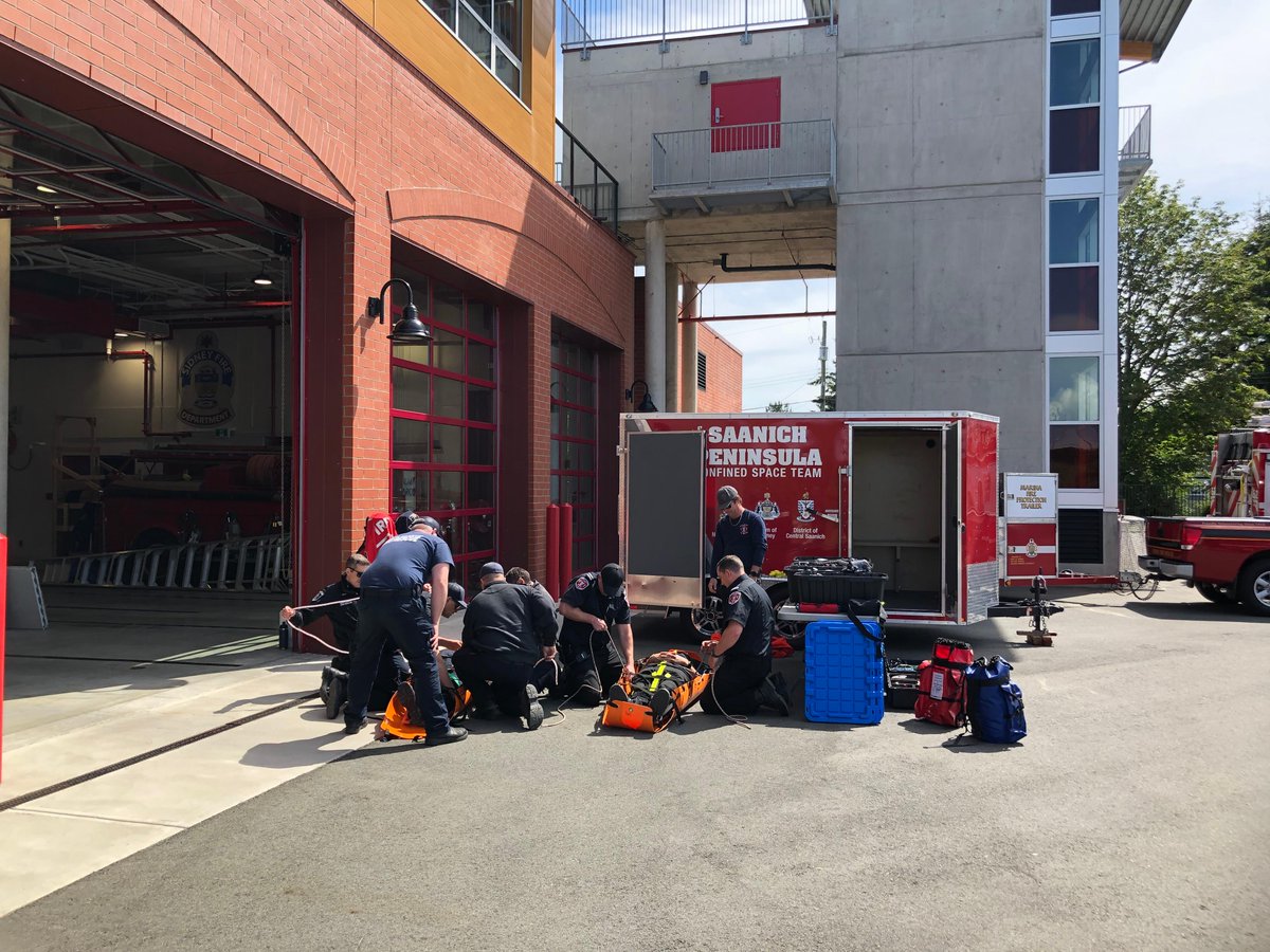 SidneyFireDept's tweet image. The Saanich Peninsula Confined Space Team did some training in the sunshine today at the Community Safety Building.  SO great to have @SidneyVFire, @dns_fire and @CSaanichFire working together.
#InItTogether #SaanichPeninsula #YYJ #TeamWork