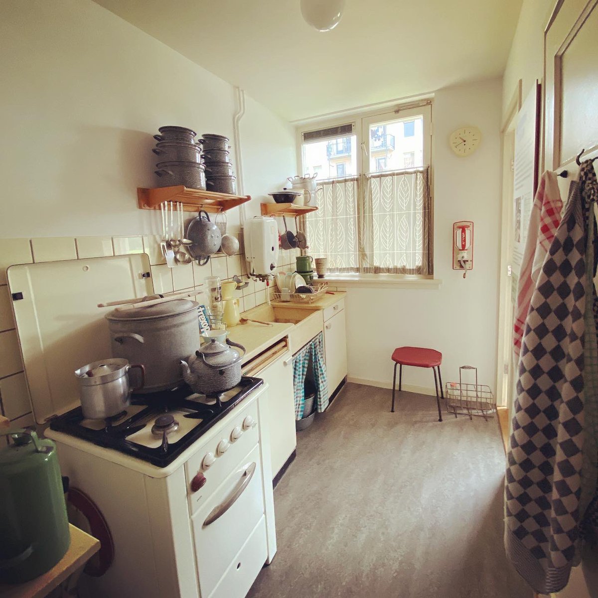 Op bezoek bij de museumwoning van het @Eesterenmuseum in stadsdeel <a href="/NieuwWest/">Stadsdeel Nieuw-West</a>. Heerlijk jaren 50 interieur. Om Goed te wonen. Welke spullen herken jij? 
#design #museum #amsterdam #50sstyle   #living #vaneesterenmuseum