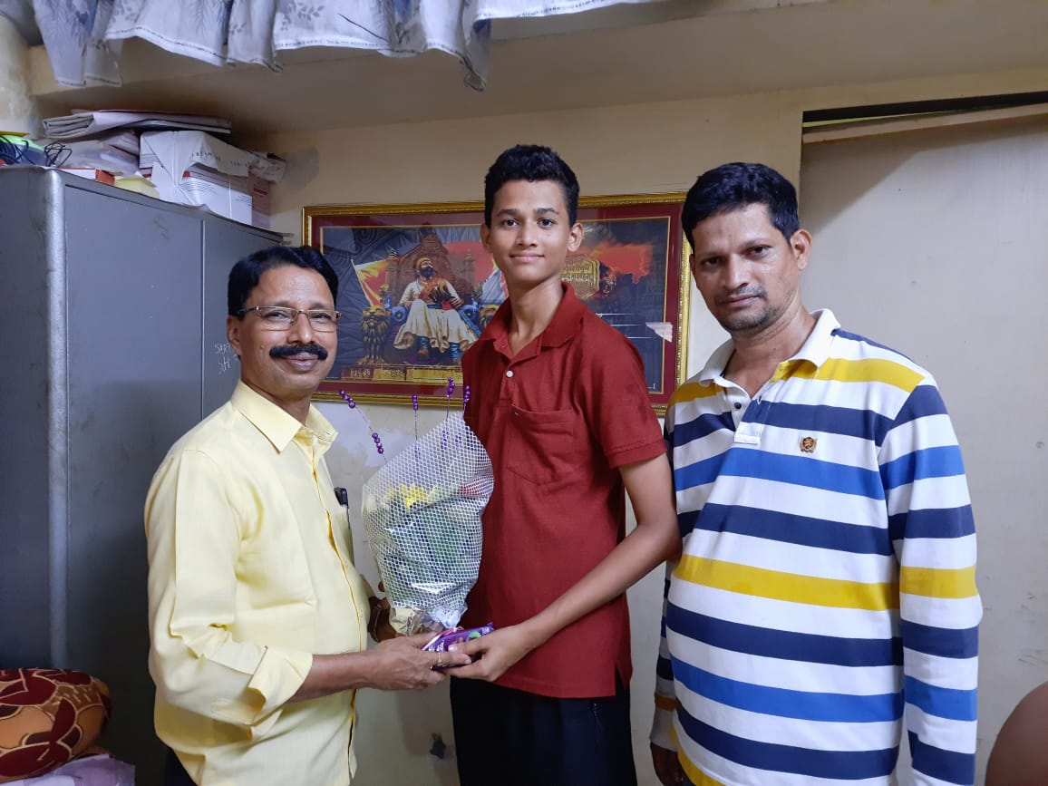 वाॅर्ड क्र.19 येथे चारकोप मधील शालांत परीक्षेत उत्तीर्ण झालेल्या विद्यार्थ्यांच्या घरी जाऊन त्यांना शुभेच्छा दिल्या. याप्रसंगी माजी नगरसेवक *श्रीकांत कवठणकरजी*,वॉर्ड अध्यक्ष *प्रमोद गुजर*, महामंत्री *नितीन साठे*, युवा अध्यक्ष प्रथमेश साळगावकर* उपाध्यक्ष चैतन्य पारेख उपस्थित होते.