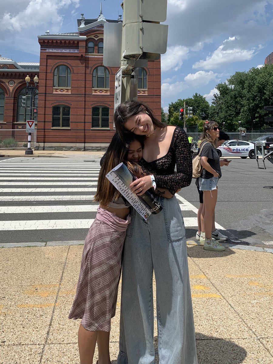 GRAClENATION's tweet photo. Gracie with a fan today in Washington, DC (via @saphicate) https://t.co/zL5WCRRwPA