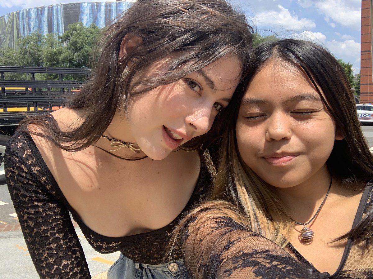 GRAClENATION's tweet photo. Gracie with a fan today in Washington, DC (via @saphicate) https://t.co/zL5WCRRwPA