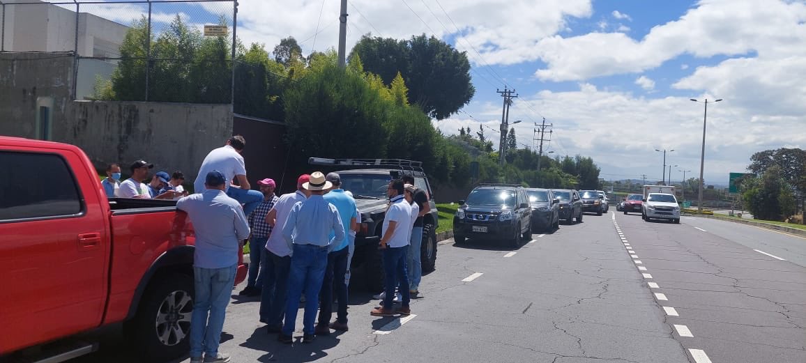 Polificcion's tweet photo. Esta mañana se organizaron varios ciudadanos en la zona de la Ruta Viva para responder al momento en que los agitadores pretendan cerrarla. Se han organizado por zonas y aseguran que van a actuar. 

Era cuestión de tiempo. 
Hagan lo mismo en todos los barrios. https://t.co/Ax7FRLAgDZ