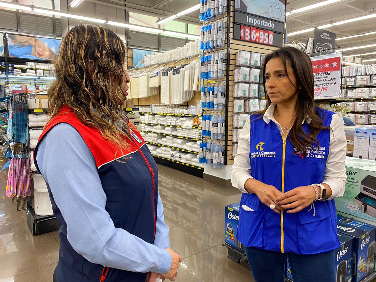 sicsuper's tweet photo. #AEstaHora la delegada de para la Protección del Consumidor, @RocioSoacha, lidera visita de inspección a comercio de electrodomésticos y juguetes, con el objetivo de conocer los tiempos de entrega y la política de garantía de los productos vendidos en este #DíaSinIVA. https://t.co/luXskigCsm