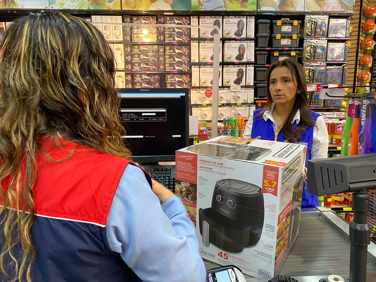 sicsuper's tweet photo. #AEstaHora la delegada de para la Protección del Consumidor, @RocioSoacha, lidera visita de inspección a comercio de electrodomésticos y juguetes, con el objetivo de conocer los tiempos de entrega y la política de garantía de los productos vendidos en este #DíaSinIVA. https://t.co/luXskigCsm
