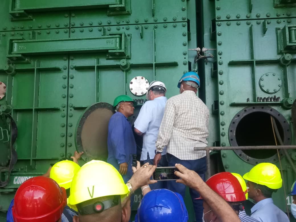 OSDE_UNE's tweet photo. Recorrido d nuestro presidente @DiazCanelB, acompañado del Comandante @ValdesMenendez, el Ministro @arronte_livan y el DG de la UNE @CeperoHernandez, se revisan los mantenimientos a las unidades 1 y 2 d Felton, en un ambiente d total compromiso por parte de sus trabajadores. https://t.co/jUfpBNTiIV