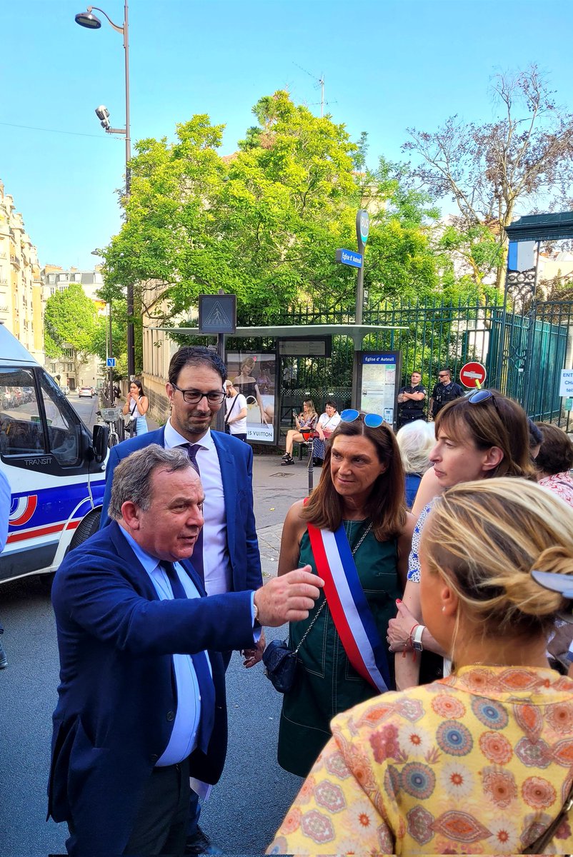 Flora_Amanou's tweet photo. Non a l'ouverture d'un centre de toxicomane #nonaucrack #chardonlagache 
Autour de @fszpiner et les élus #Paris16 pour sauver notre village d'#auteuil https://t.co/tpVOOHtEOk